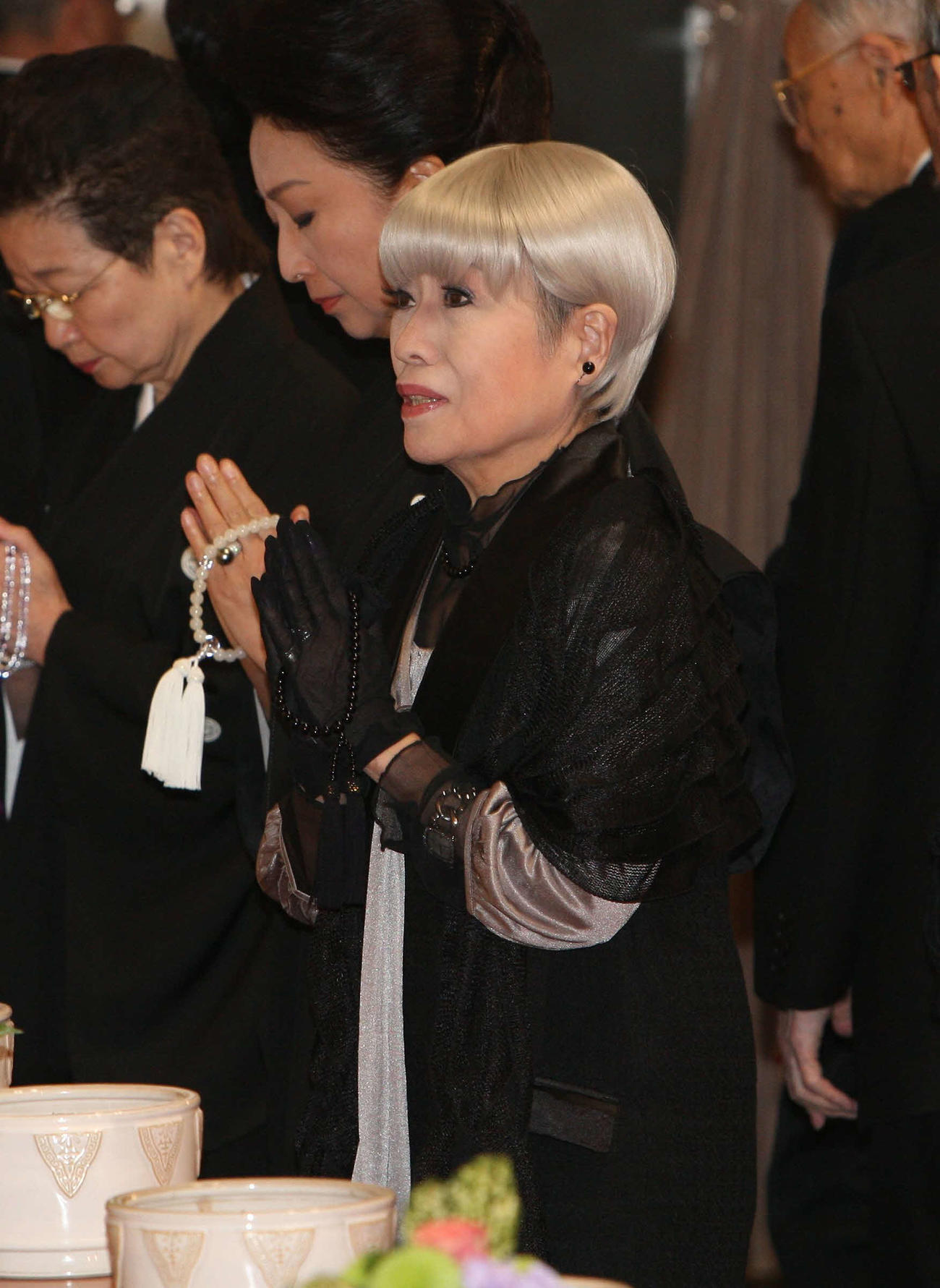 森繁久弥さんの葬儀・告別式で焼香する中村メイコさん（09年11月）
