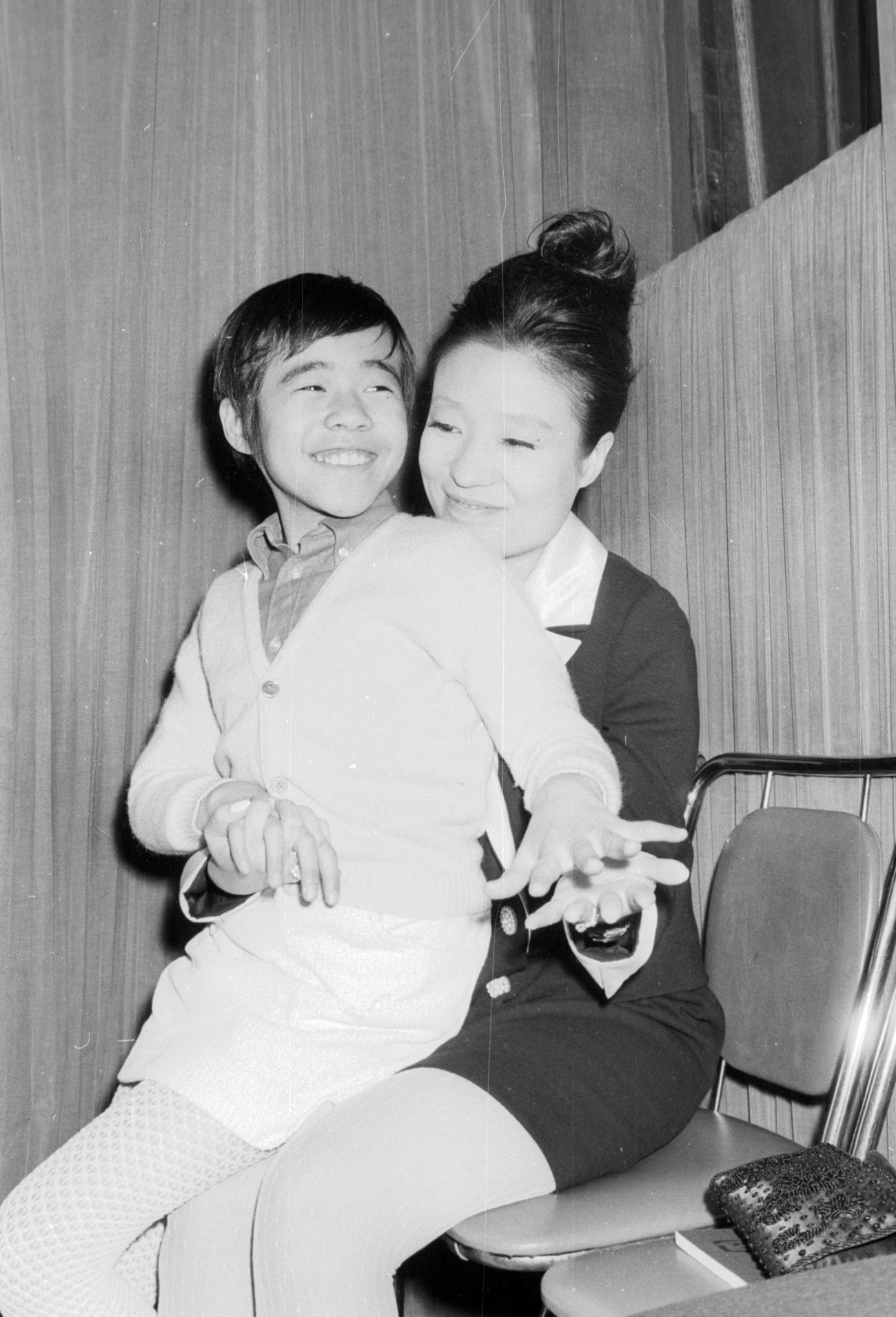 中村メイコさんと長女の神津カンナ（69年3月）
