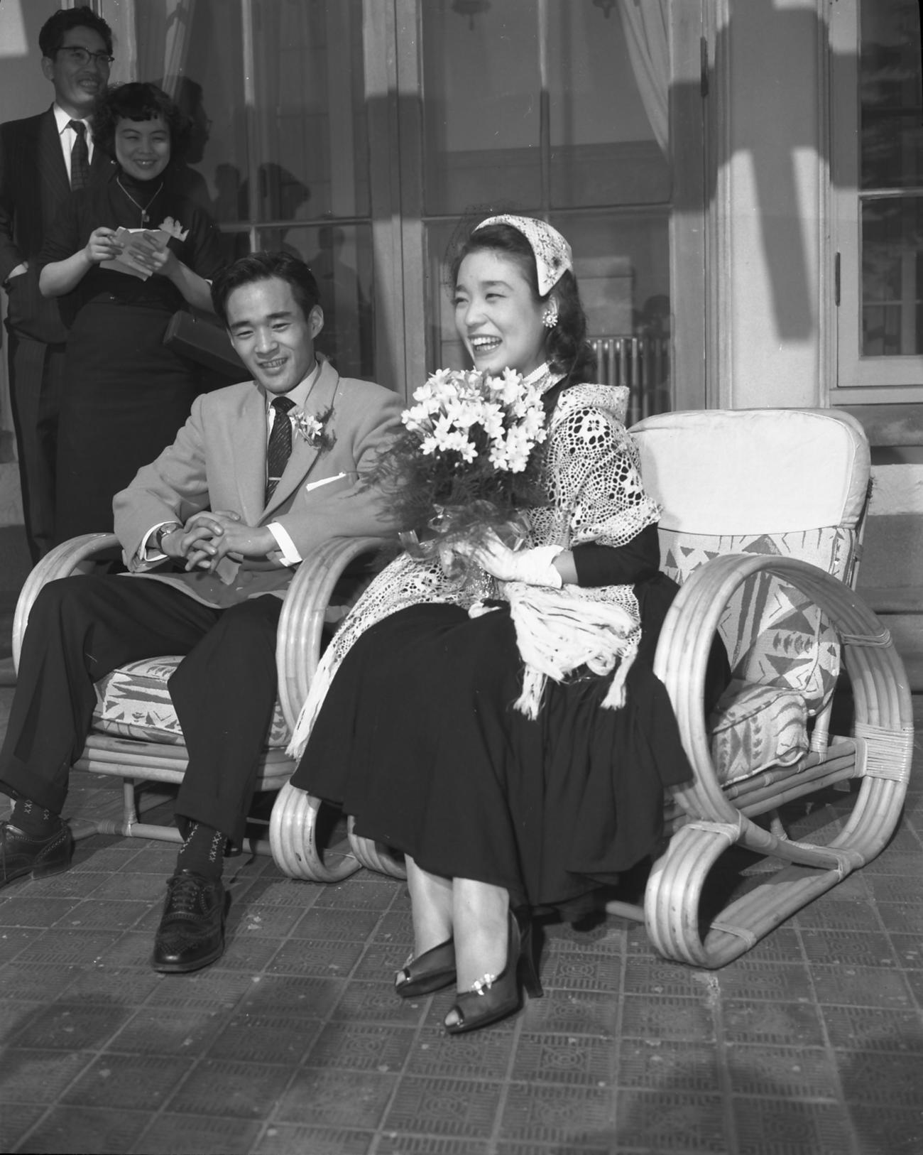 神津善行との婚約を発表した中村メイコさん（56年2月）