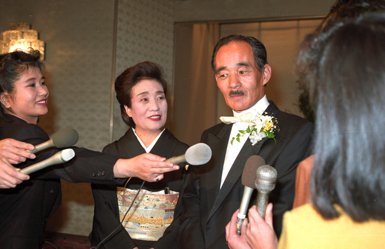 次女の神津はづきと俳優杉本哲太の挙式で取材に応じる神津善行、中村メイコさん夫妻（92年11月撮影）