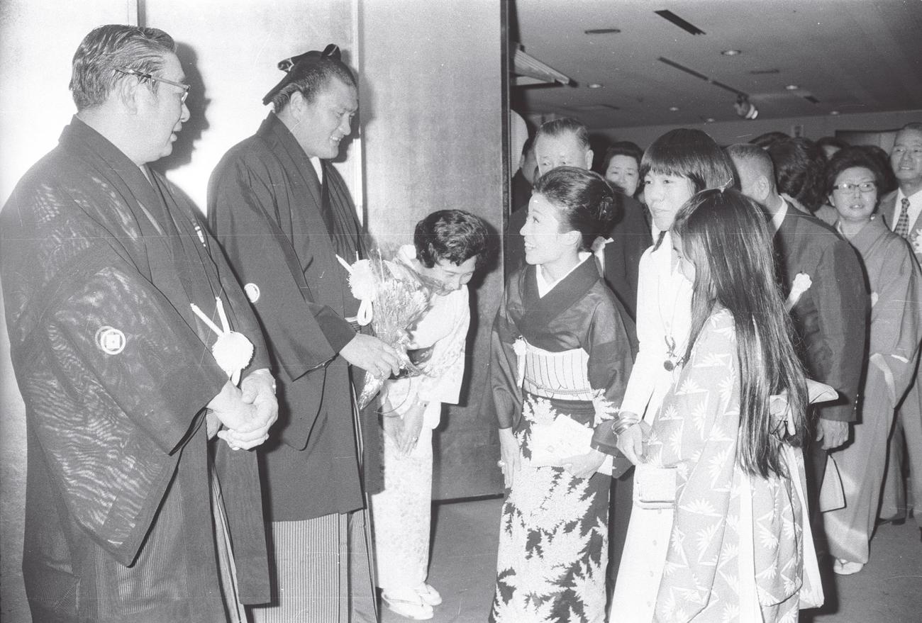 横綱昇進披露で輪島（左）は中村メイコ（中央）さんに祝福される。右手前は長女の神津十月、次女神津はづき（73年8月撮影）
