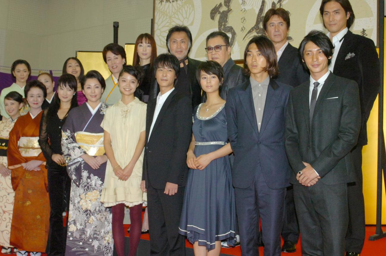 大河ドラマ「篤姫」追加出演者発表会。前列左から高橋由美子、星由里子、余貴美子、松坂慶子、宮崎あおい、堺雅人、堀北真希、松田翔太、玉木宏後列左から若村麻由美、中村メイコさん、鶴田真由、高畑淳子、稲森いずみ、北大路欣也、江守徹、草刈正雄、平岳大（07年10月撮影）