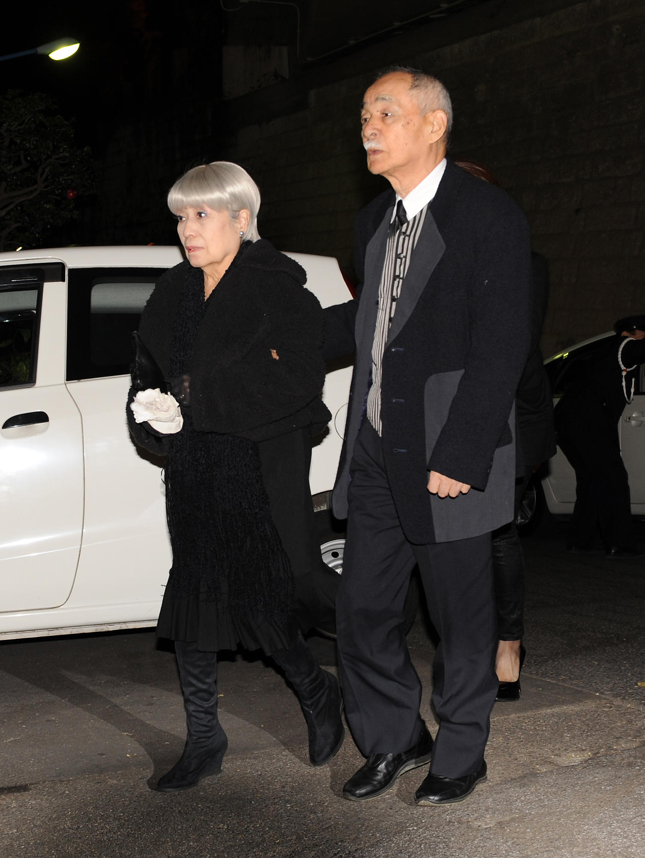 故小沢昭一さんの通夜に訪れた中村メイコさん（左）と夫で作曲家の神津善行氏（12年12月撮影）