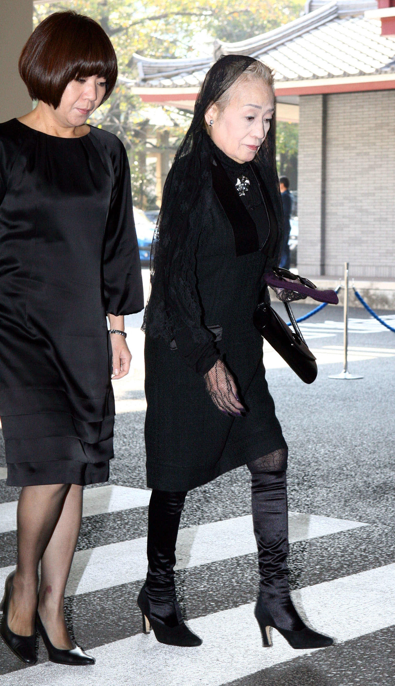 故南田洋子さん告別式に参列した中村メイコさん（右）と次女の神津はづき（09年10月撮影）