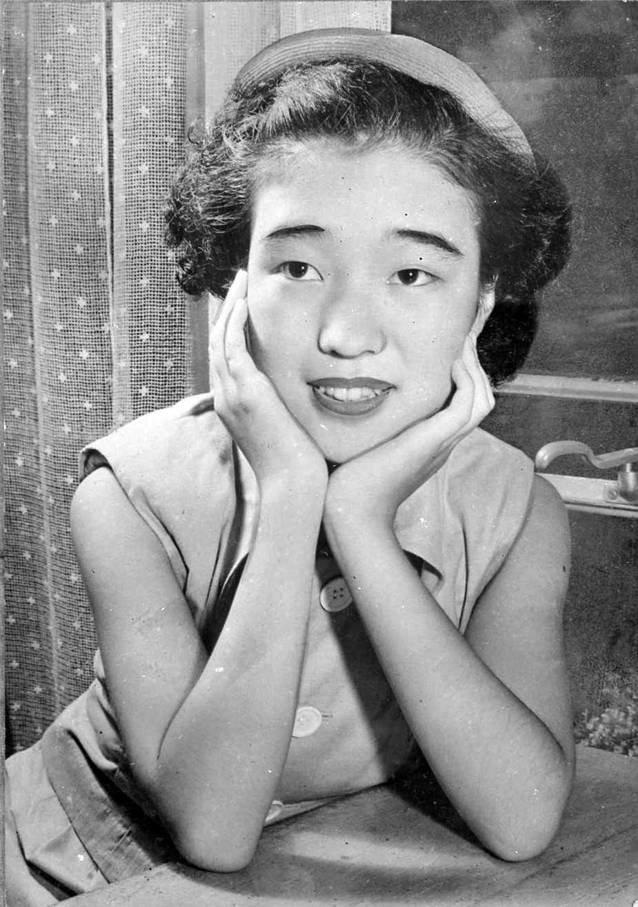 ラジオドラマに出演する当時18歳の中村メイコさん（52年5月撮影）