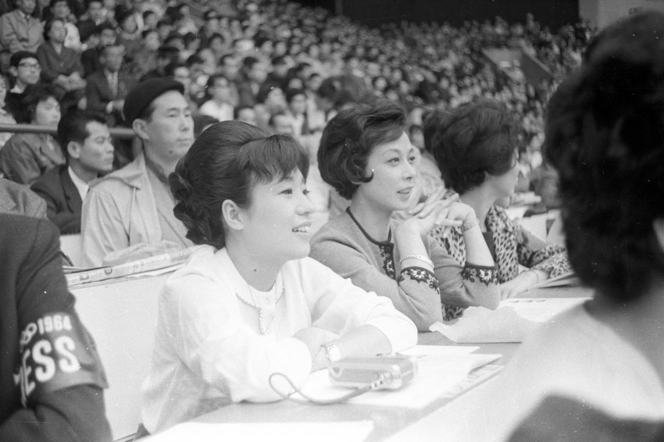 東京五輪女子バレーの日本対ポーランド戦を観戦する中村メイコさん（左）と淡島千景さん（64年撮影）