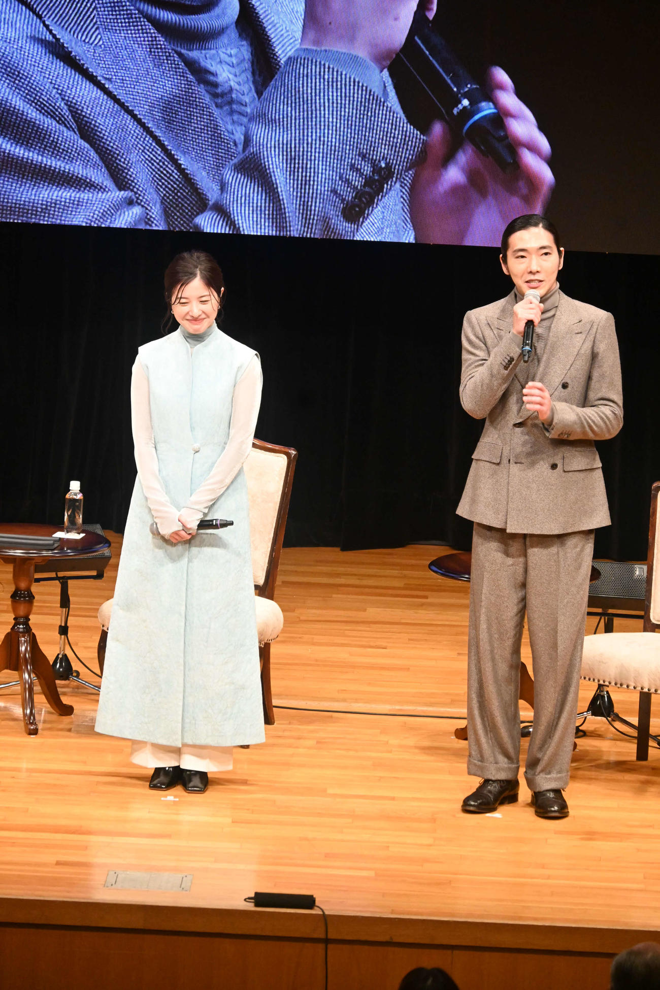京都市内で行われた「初回パブリックビューイング＆トークショー」に出席した吉高由里子（左）、柄本佑（撮影・松浦隆司）