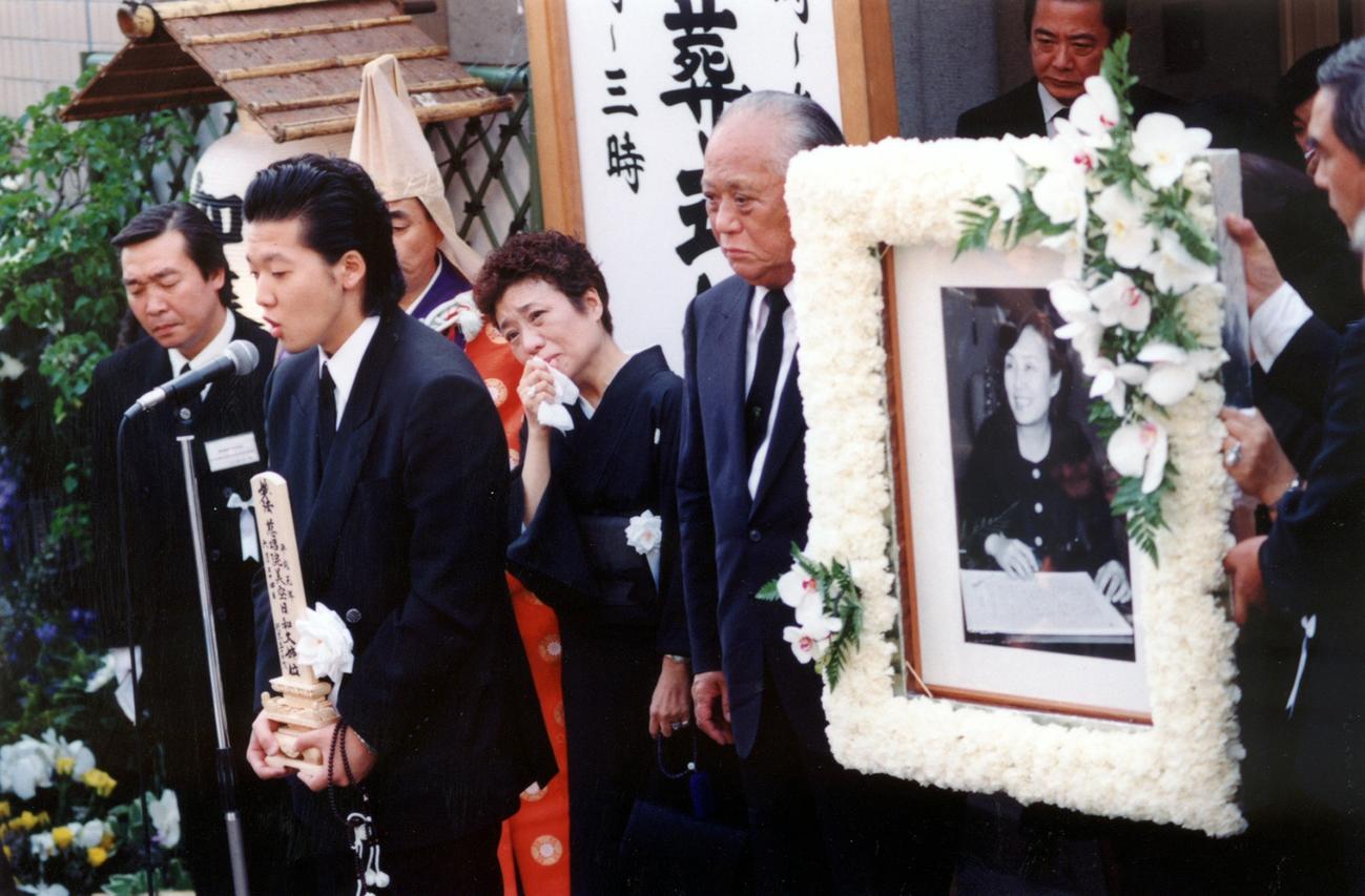 美空ひばりさん告別式であいさつする長男・加藤和也（左から2人目）と見守る中村メイコさん（89年6月撮影）