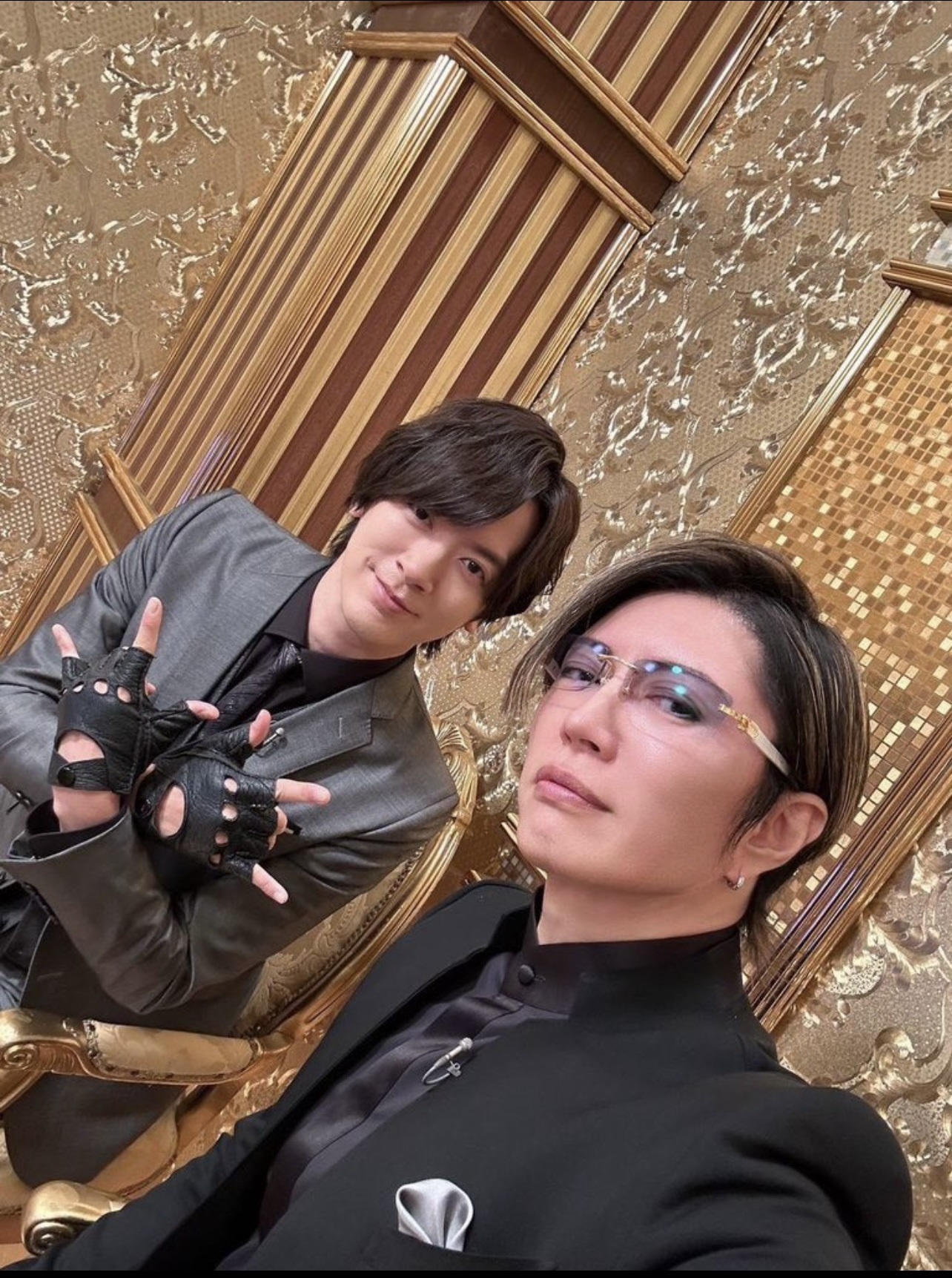 GACKTの横でウィッシュポーズのDAIGO（GACKTのX（旧Twitter）から）