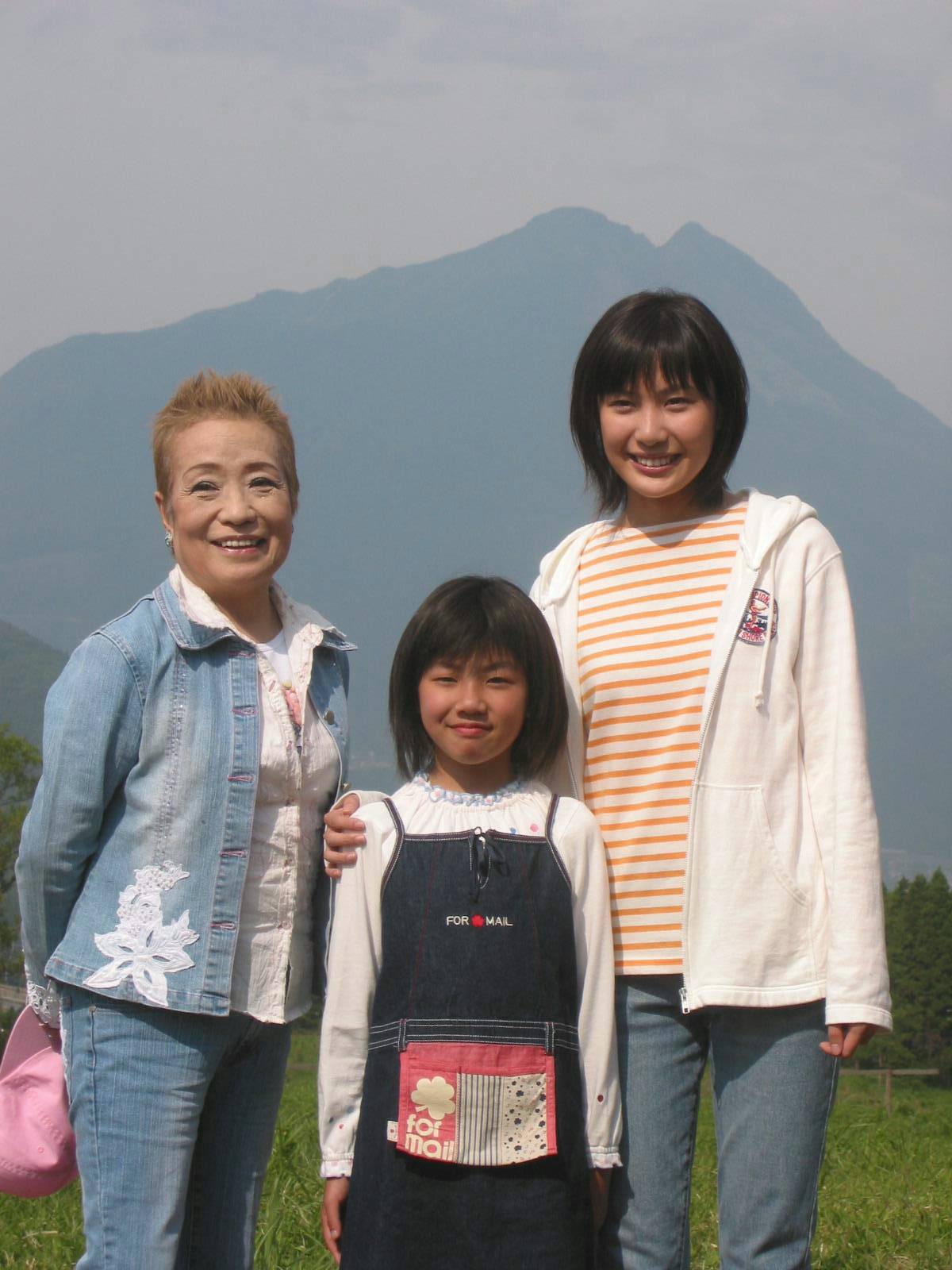 NHK朝の連続テレビ小説「風のハルカ」大分ロケ。左から中村メイコさん、ヒロインの村川絵梨、ヒロインの子供時代を演じる村崎真彩（05年6月撮影）