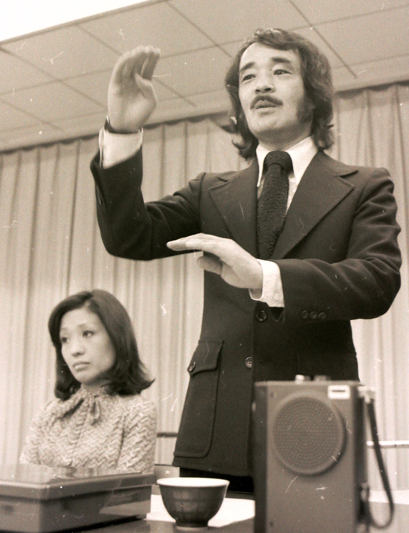 TBS「ゆかいな音楽会」で夫婦初共演となり会見する神津善行（右）と中村メイコさん（76年3月撮影）