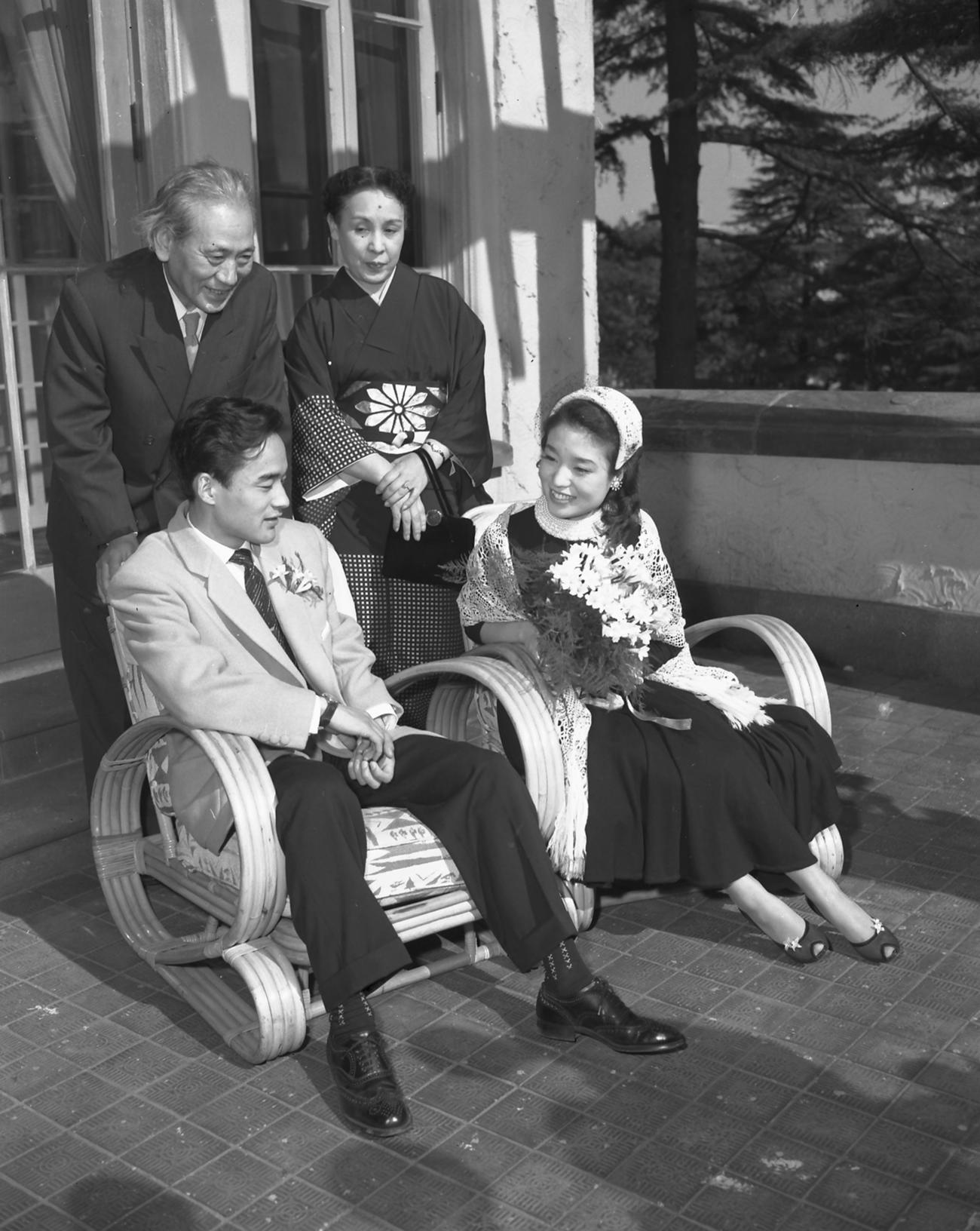 神津善行氏との婚約を発表した中村メイコさん。後方は世話人の徳川夢声夫妻（56年2月撮影）