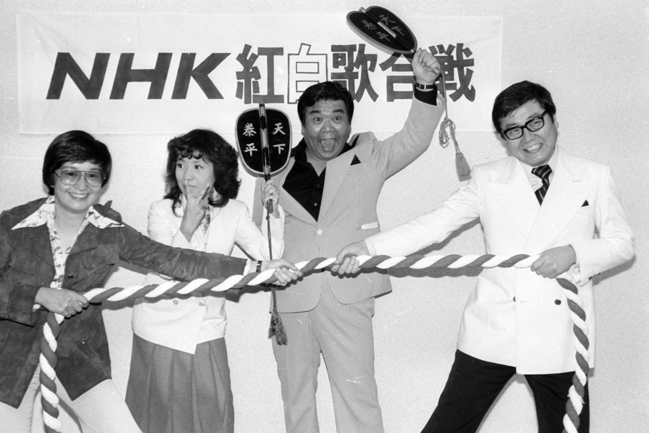 第28回NHK紅白歌合戦の紅組応援プレーイングマネジャーの中村メイコさん（左から２人目）。左から紅組司会者佐良直美、１人おいて、応援プレーイングマネジャーの三波伸介、白組司会者山川静夫アナウンサー（77年11月撮影）