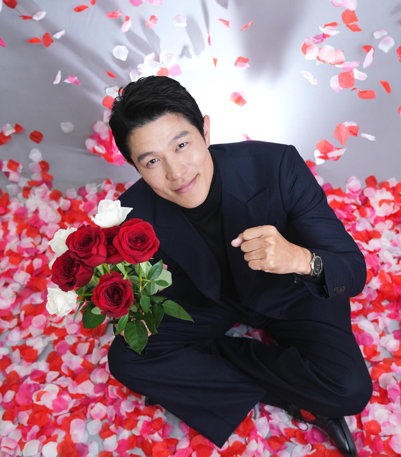 主演男優賞を受賞し、バラの花を手に笑顔を見せる鈴木亮平（撮影・菅敏）