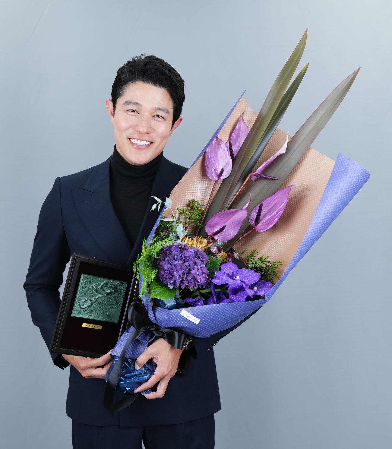 主演男優賞を受賞し、盾と花束を手に笑顔を見せる鈴木亮平（撮影・菅敏）