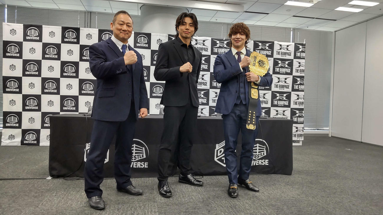 DDTプロレスでデビューする武知海青（中央）とサイバーファイト代表取締役で現役プロレスラーの高木三四郎（左）、KO－D無差別級王者・上野勇希