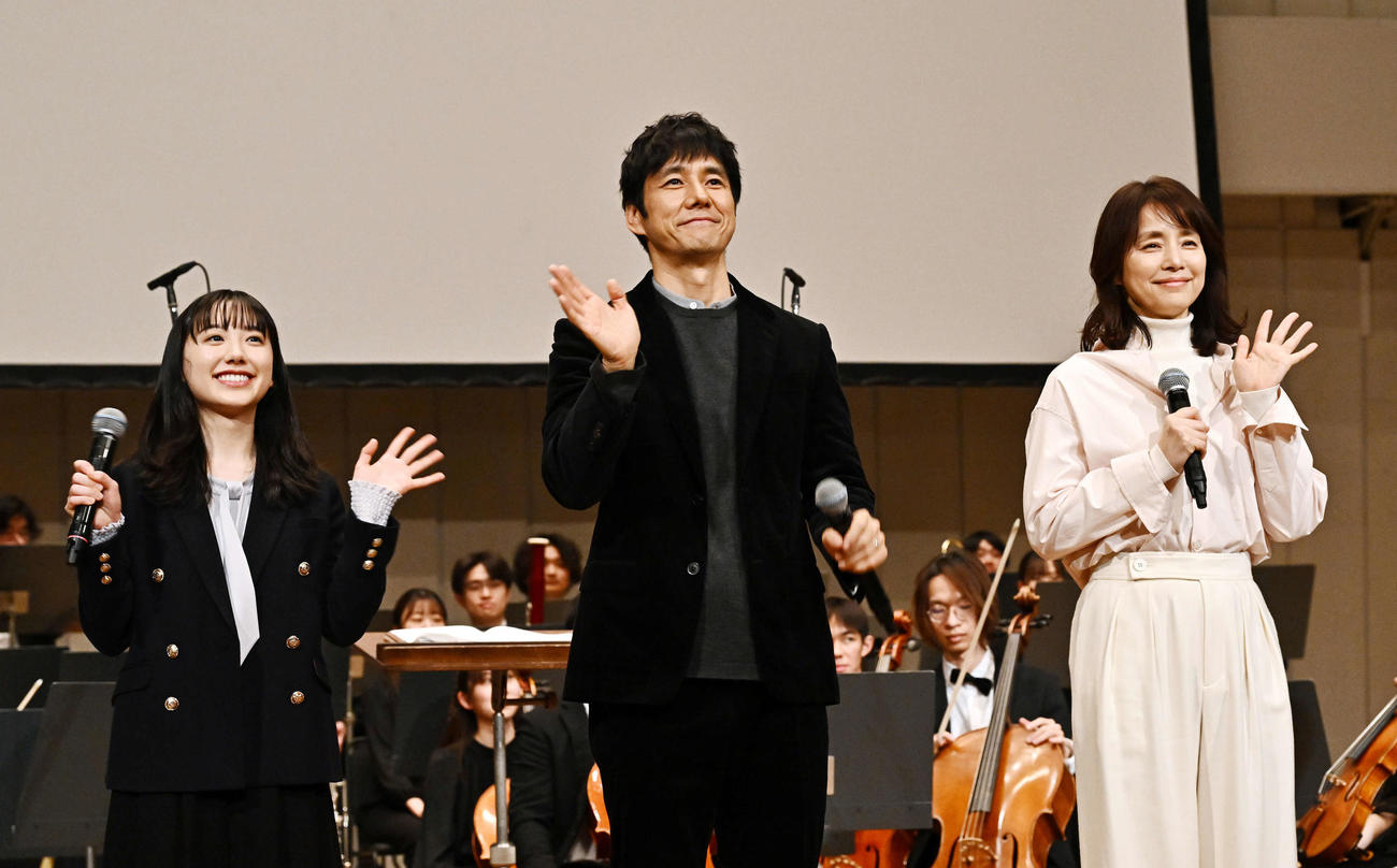 カメラに向かって手を振る、左から芦田愛菜、西島秀俊、石田ゆり子（撮影・滝沢徹郎）