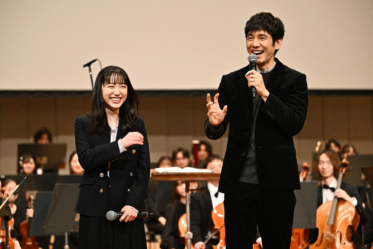笑顔でトークする芦田愛菜（左）と西島秀俊（撮影・滝沢徹郎）