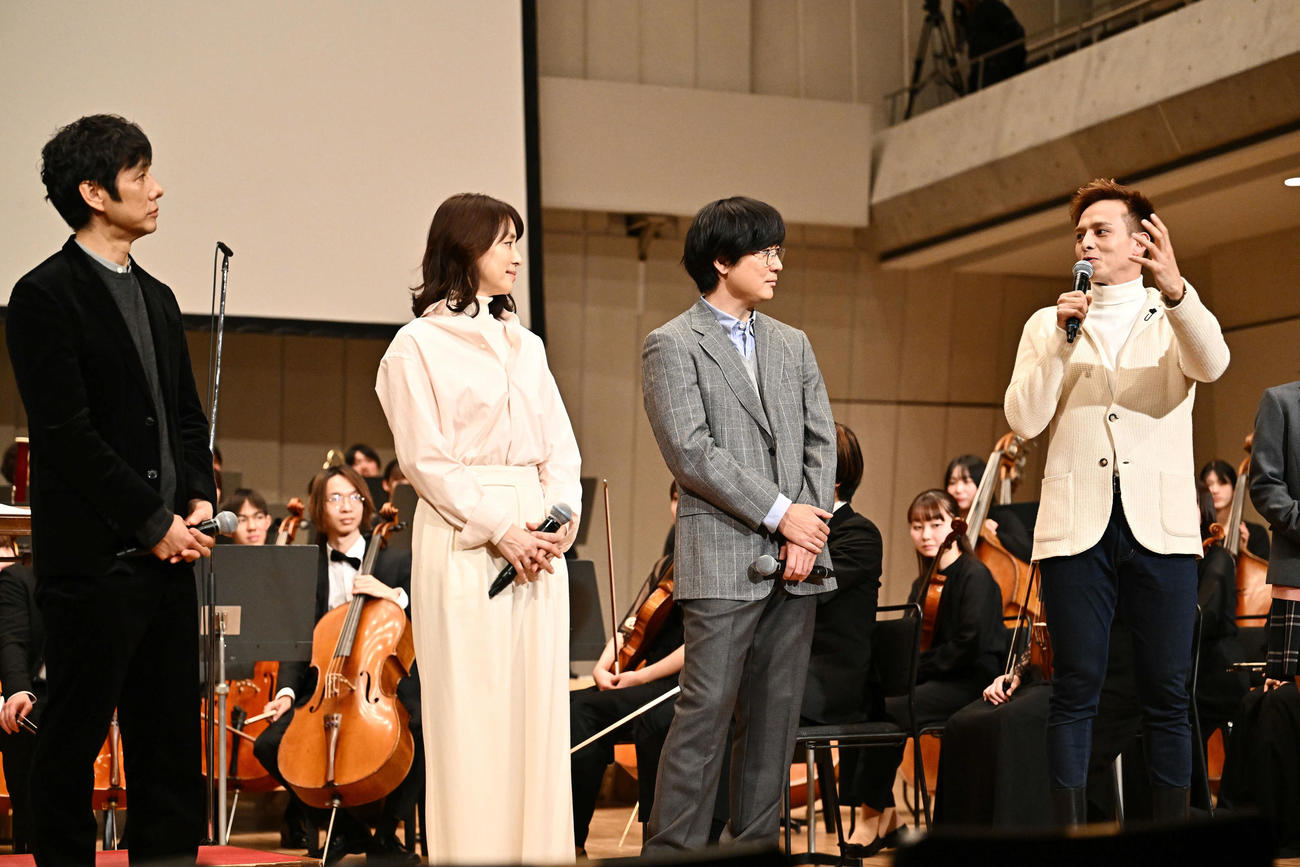 トークする満島真之介（右）。左から西島秀俊、石田ゆり子、玉山鉄二（撮影・滝沢徹郎）