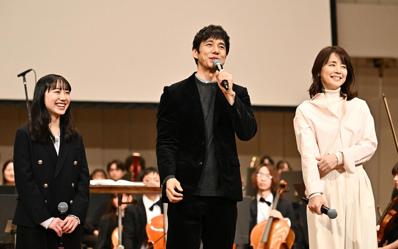 笑顔でトークする芦田愛菜（左）、西島秀俊（中央）、石田ゆり子（撮影・滝沢徹郎）