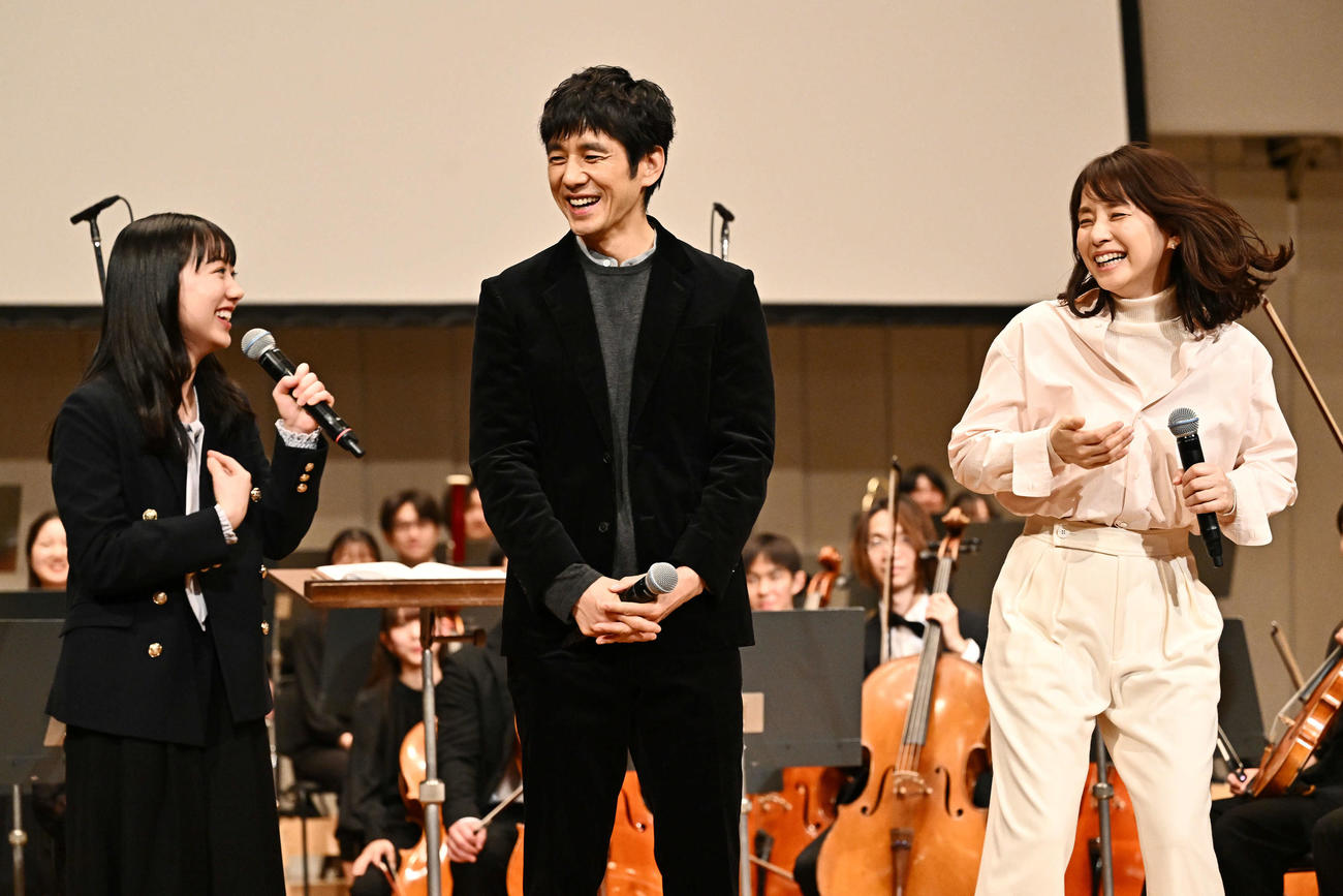 笑顔でトークする芦田愛菜（左）、西島秀俊（中央）、石田ゆり子（撮影・滝沢徹郎）