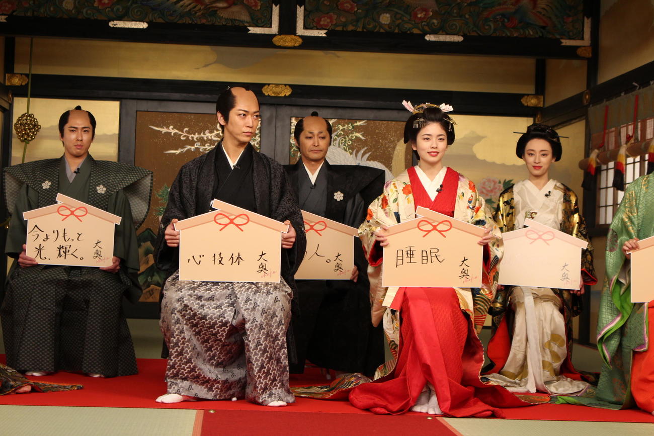 2024年への思いを絵馬に。亀梨和也（左から2人目）は「心技体」の充実を、小芝風花（同4人目）は「睡眠」をしっかり取りたいと願う
