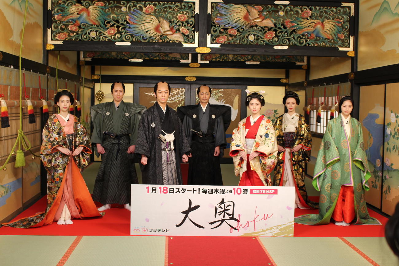 「大奥」の会見に出席した、左から森川葵、宮館涼太、亀梨和也、安田顕、小芝風花、栗山千明、西野七瀬