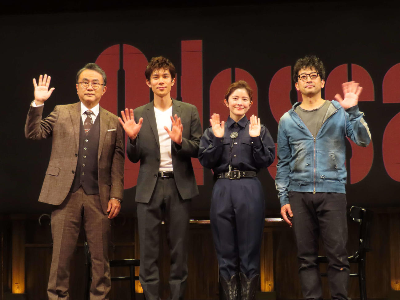 舞台「オデッサ」の取材会に出席した、左から三谷幸喜氏、柿澤勇人、宮澤エマ、迫田孝也
