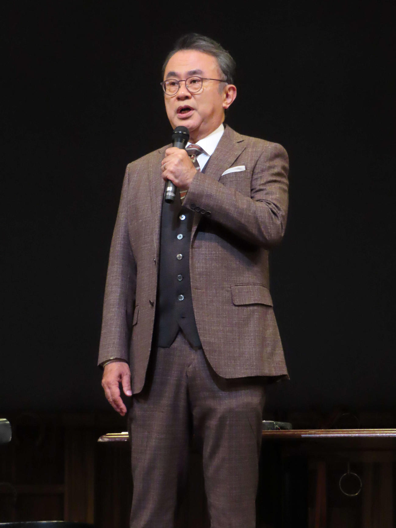 舞台「オデッサ」の取材会であいさつする三谷幸喜氏