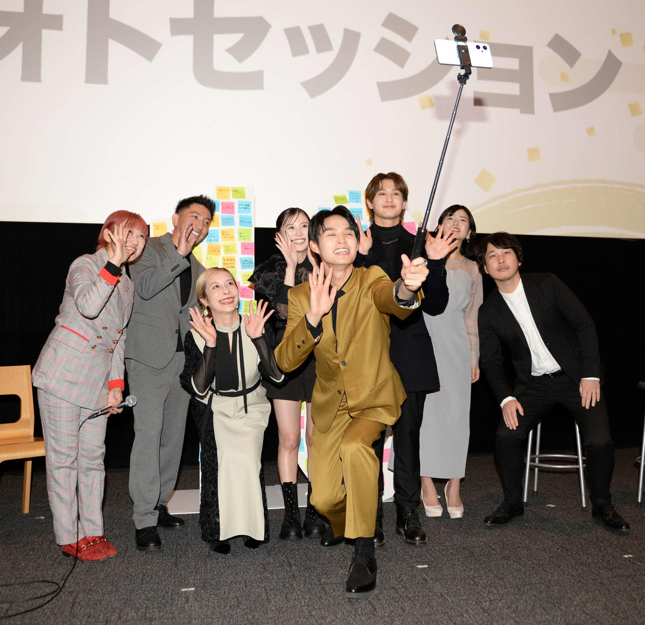 「新成人を祝う会」で自撮り棒を使って撮影する兵頭功海（中央）