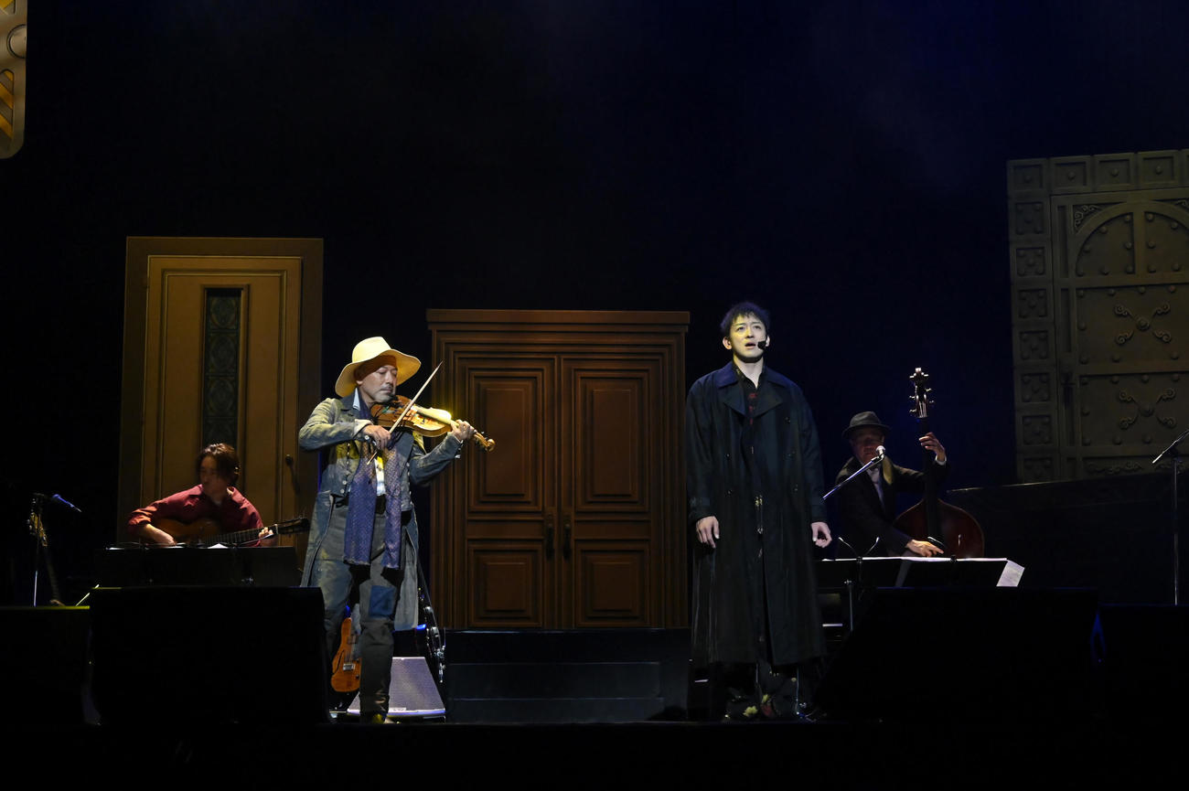 山本耕史（右）と古澤巌によるコンサートツアー「DANDYISM BANQUET 2」が始まった