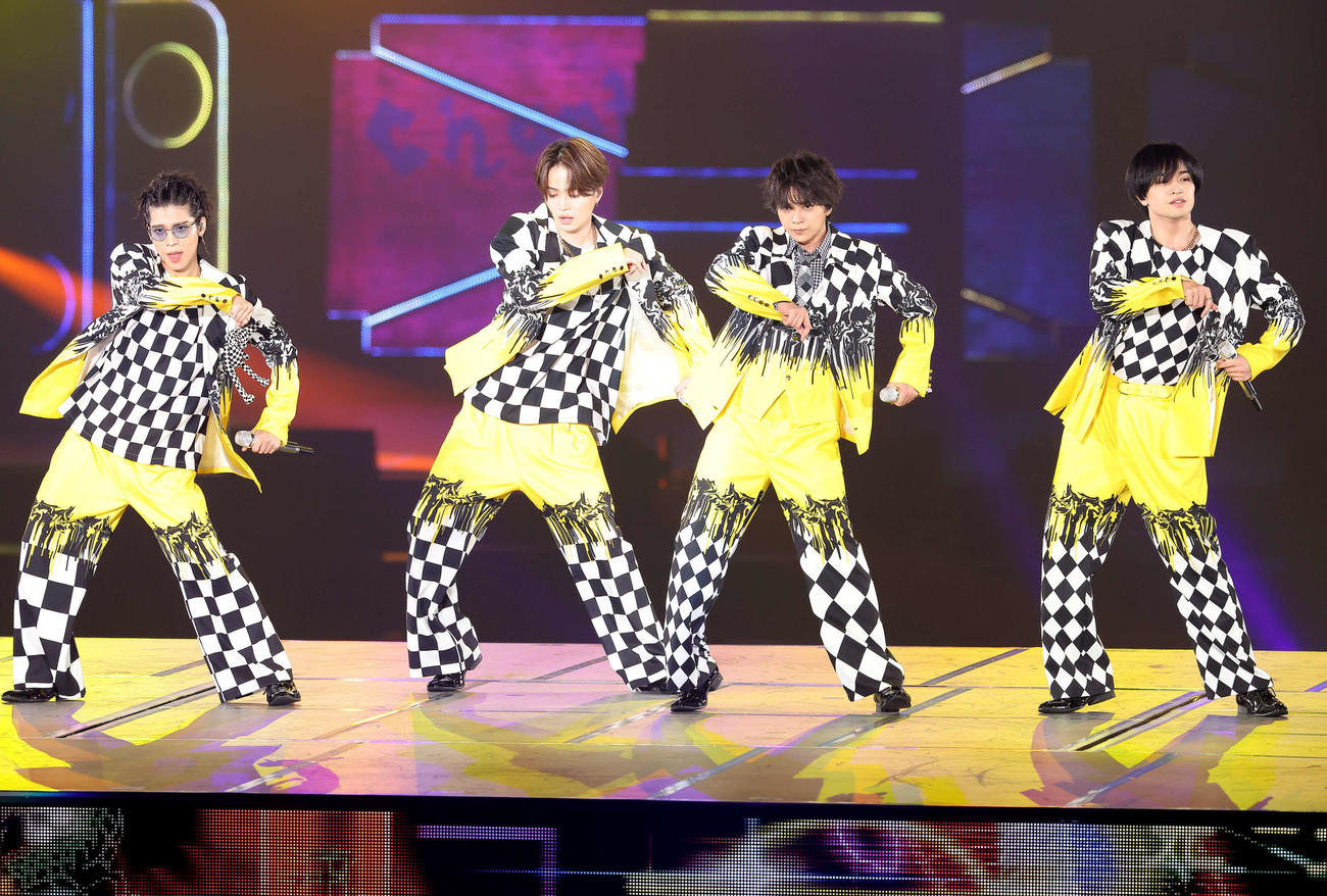 キレのあるダンスを披露するSexy Zone。左から松島聡、菊池風磨、佐藤勝利、中島健人（2023年7月撮影）