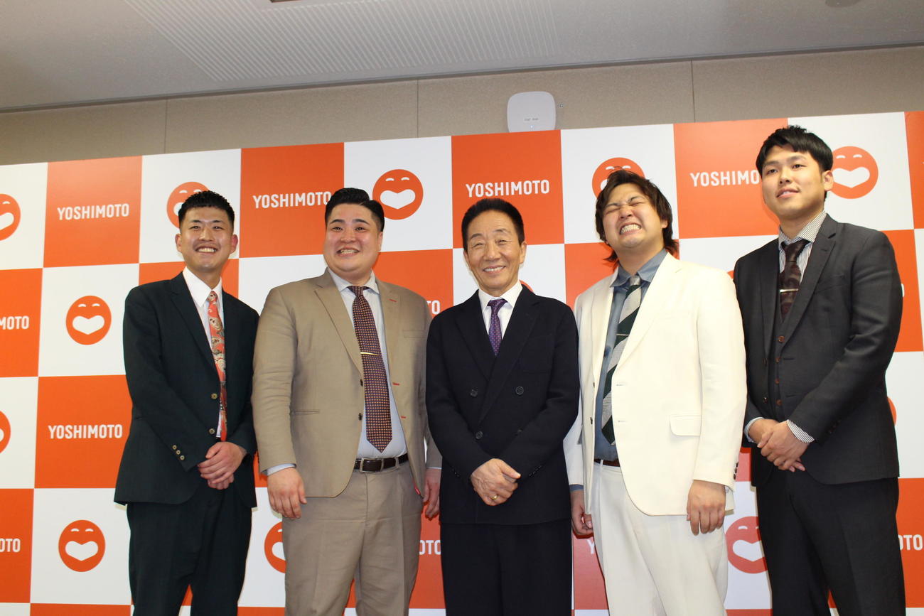 左からタイムキーパーのまついあきら、ひでき、中田カウス、ダブルヒガシの大東翔生、東良介