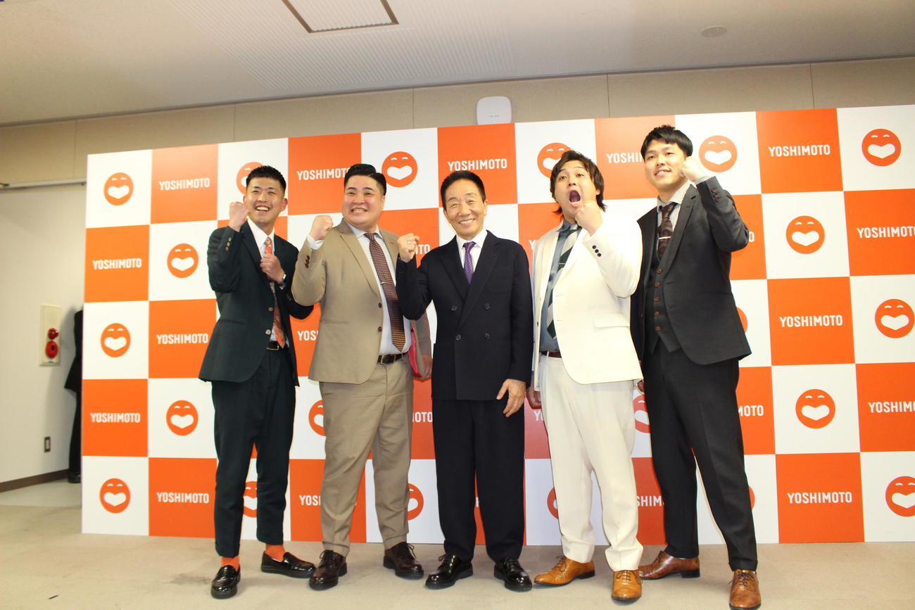 左からタイムキーパーのまついあきら、ひでき、中田カウス、ダブルヒガシの大東翔生、東良介