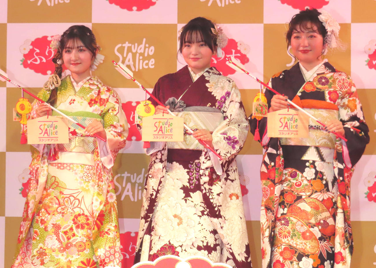 スタジオアリスのPRイベントに出席した、左から小林星蘭、鈴木梨央、谷花音