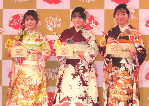 スタジオアリスのPRイベントに出席した、左から小林星蘭、鈴木梨央、谷花音
