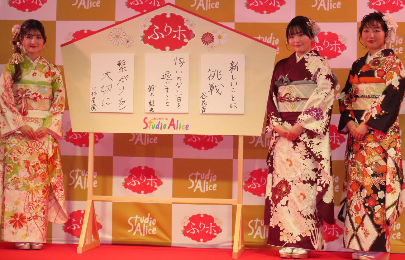 スタジオアリスのPRイベントに出席した、左から小林星蘭、鈴木梨央、谷花音は1年の意気込みを記した