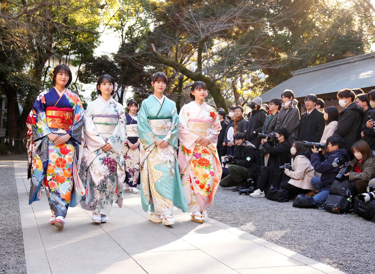 境内へ入場する、左から乃木坂46の清宮レイ、一ノ瀬美空、岩本蓮加、川崎桜（撮影・横山健太）