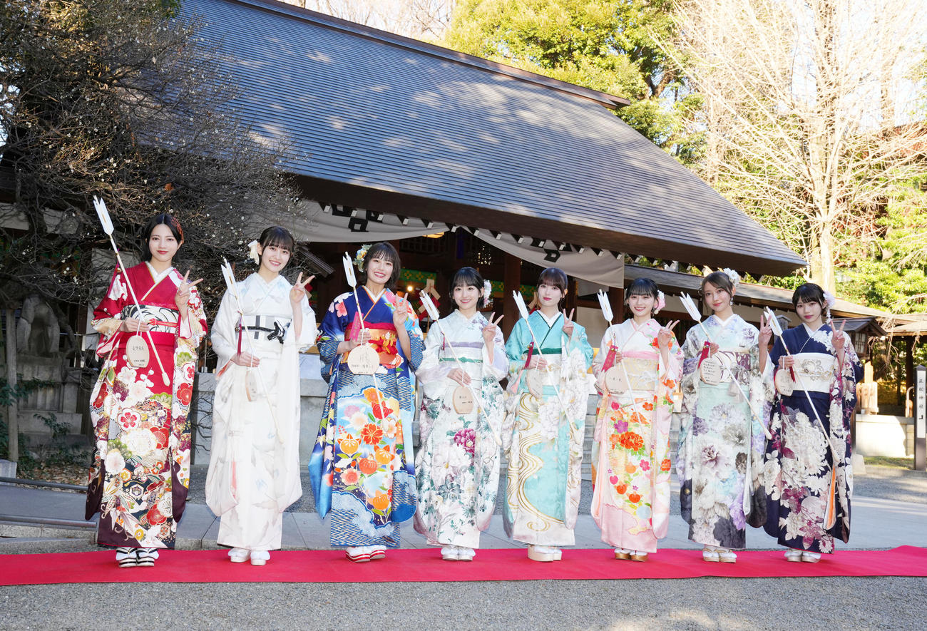 振袖を披露する、左から乃木坂46の林瑠奈、松尾美佑、清宮レイ、一ノ瀬美空、岩本蓮加、川崎桜、黒見明香、岡本姫奈（撮影・横山健太）