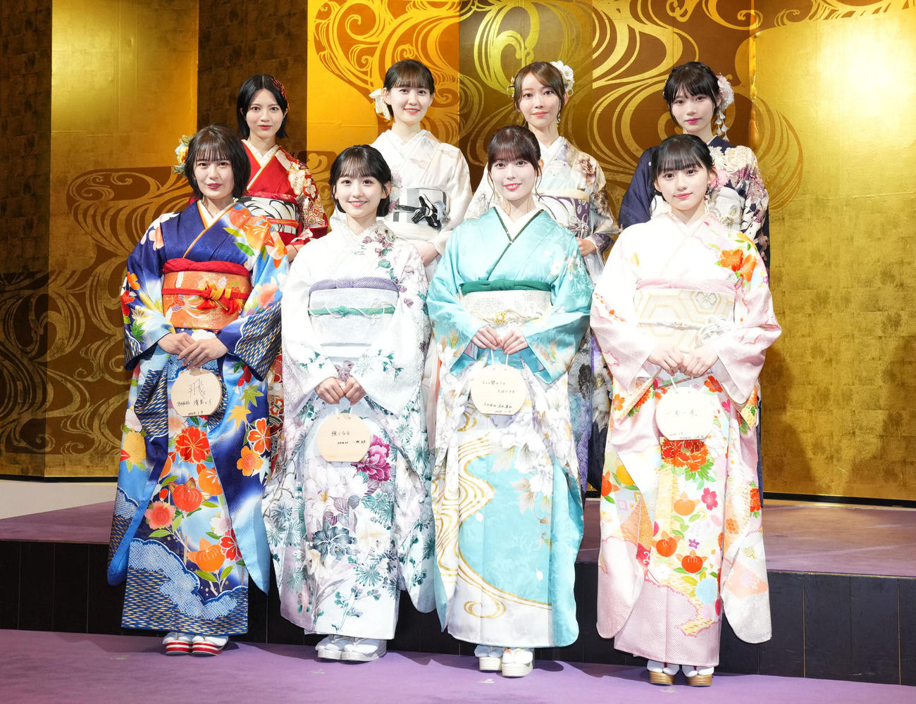 振袖を披露する、左から乃木坂46の清宮レイ、一ノ瀬美空、岩本蓮加、川崎桜、後列左から林瑠奈、松尾美佑、清宮レイ、黒見明香、岡本姫奈（撮影・横山健太）