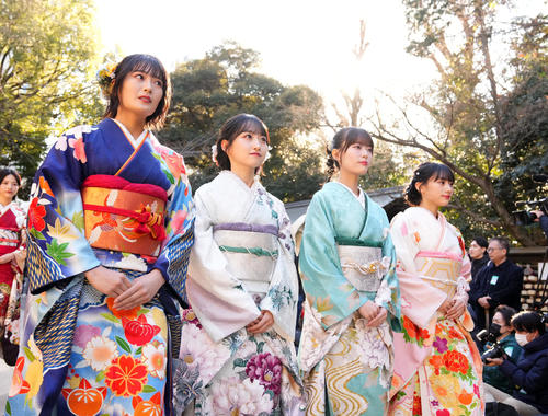 境内へ入場する、左から乃木坂46の清宮レイ、一ノ瀬美空、岩本蓮加、川崎桜（撮影・横山健太）