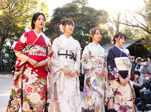 境内へ入場する、左から乃木坂46の林瑠奈、松尾美佑、清宮レイ、黒見明香、岡本姫奈（撮影・横山健太）