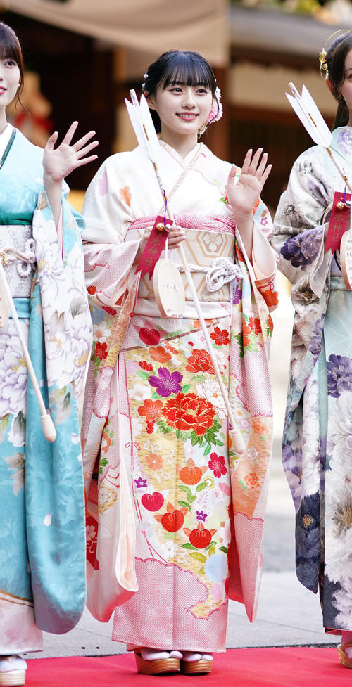 笑顔で手を振る乃木坂46の川崎桜（撮影・横山健太）