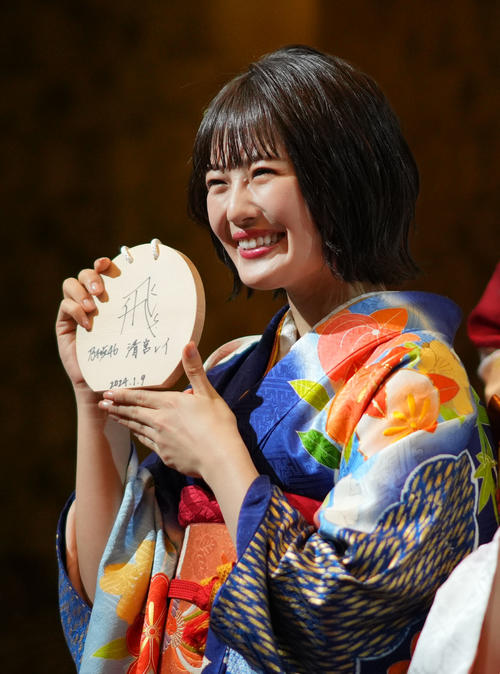 絵馬を披露する乃木坂46の清宮レイ（撮影・横山健太）