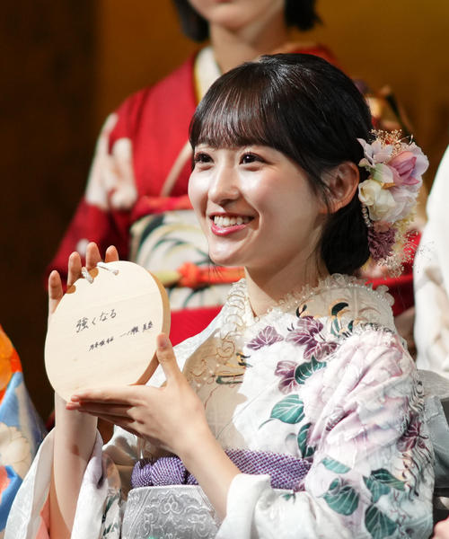 絵馬を披露する乃木坂46の一ノ瀬美空（撮影・横山健太）