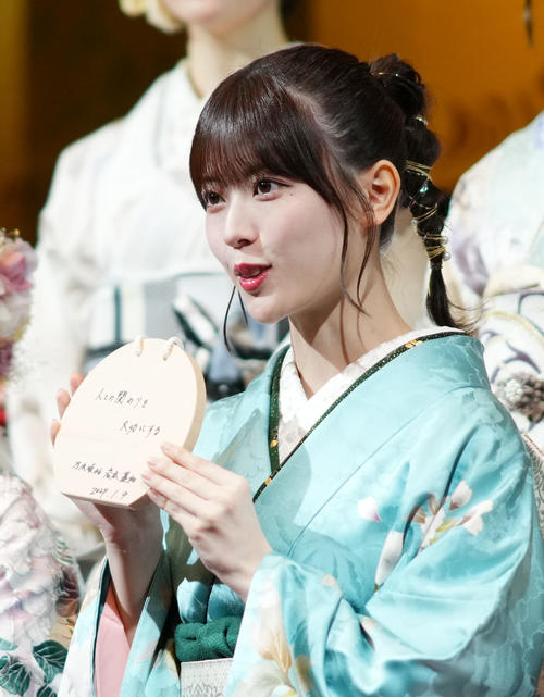 絵馬を披露する乃木坂46の岩本蓮加（撮影・横山健太）