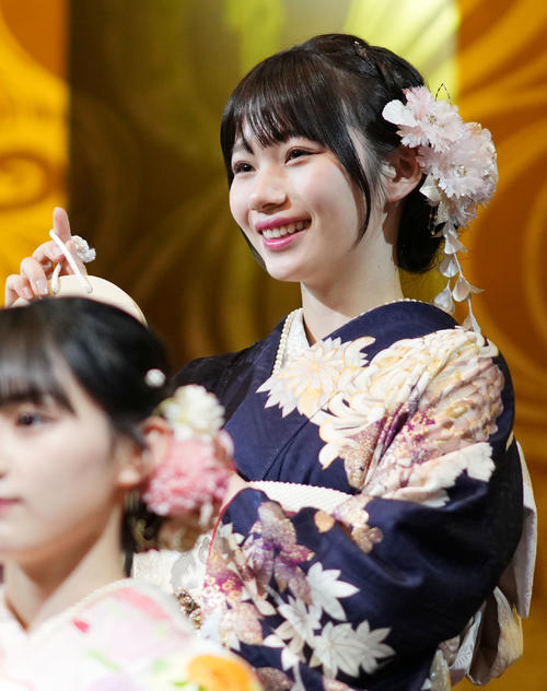 絵馬を披露する乃木坂46の岡本姫奈（撮影・横山健太）