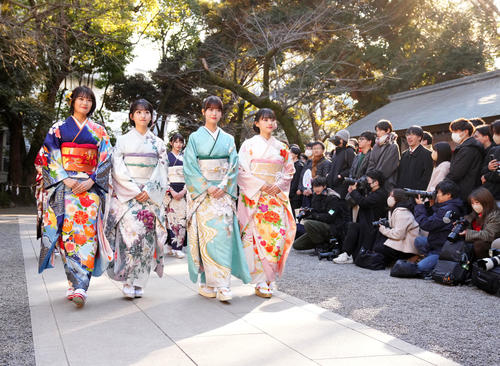境内へ入場する、左から乃木坂46の清宮レイ、一ノ瀬美空、岩本蓮加、川崎桜（撮影・横山健太）