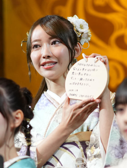 絵馬を披露する乃木坂46の黒見明香（撮影・横山健太）