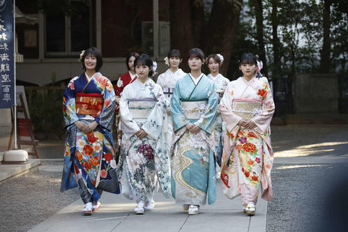 乃木神社を歩く乃木坂46新成人メンバー。前列左から清宮レイ、一ノ瀬美空、岩本蓮加、川崎桜。後列左から林瑠奈、松尾美佑、黒見明香（C）乃木坂46LLC